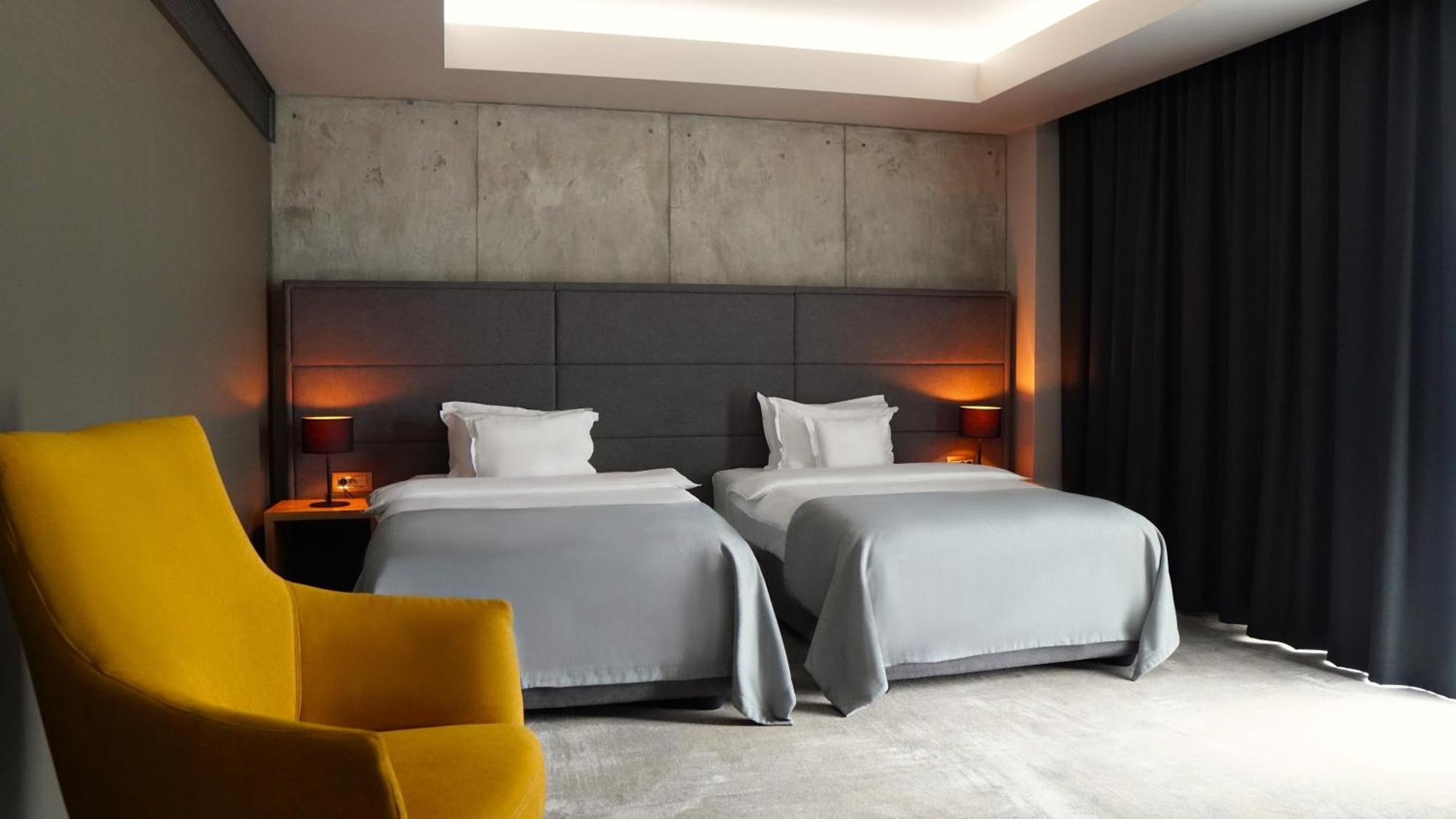 Aniroc Signature Hotel Arad Exterior photo A room at the hotel