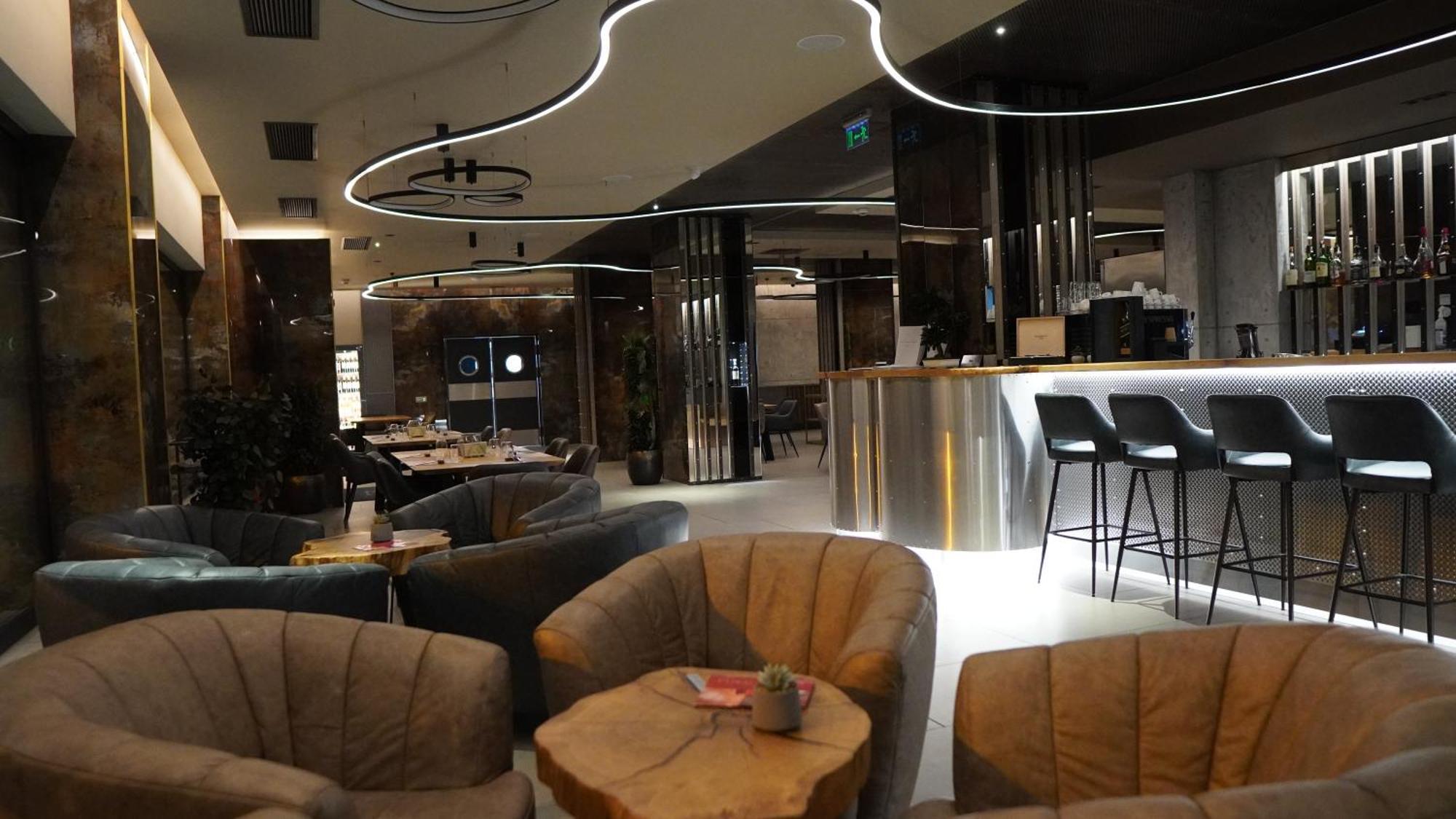 Aniroc Signature Hotel Arad Exterior photo The lounge at the airport