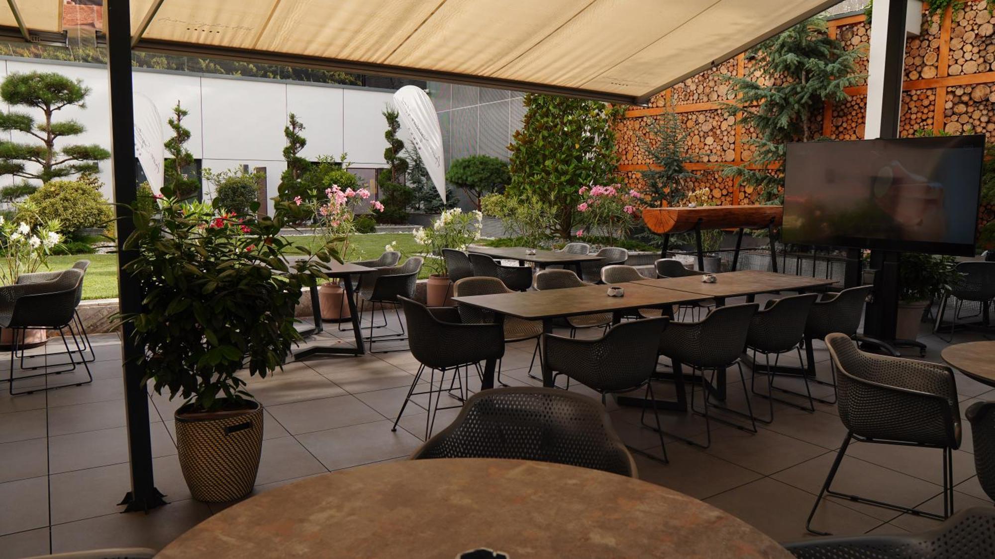 Aniroc Signature Hotel Arad Exterior photo The restaurant's terrace