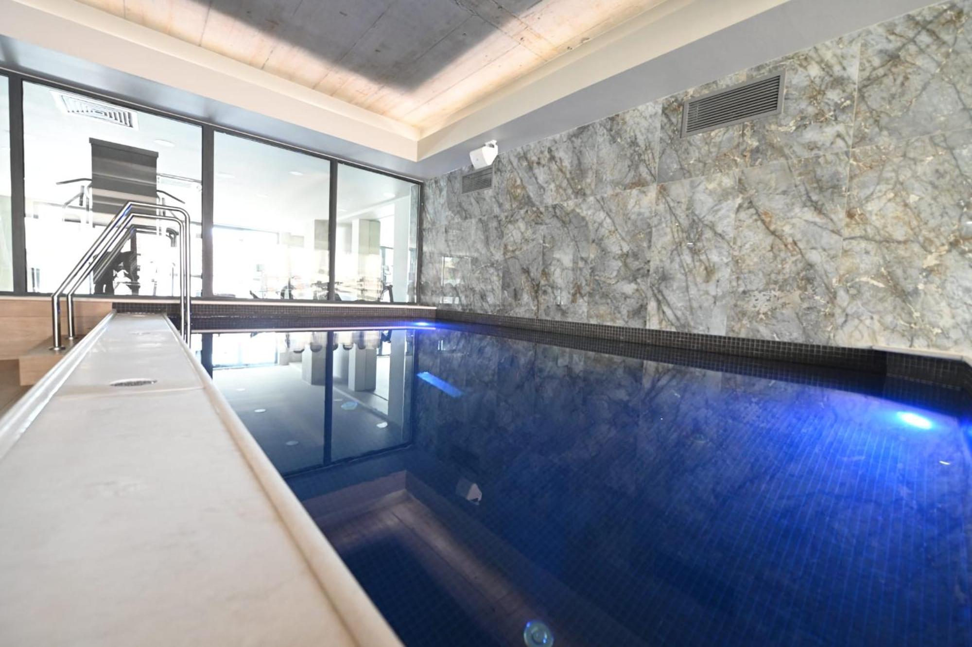 Aniroc Signature Hotel Arad Exterior photo A pool with a glass wall