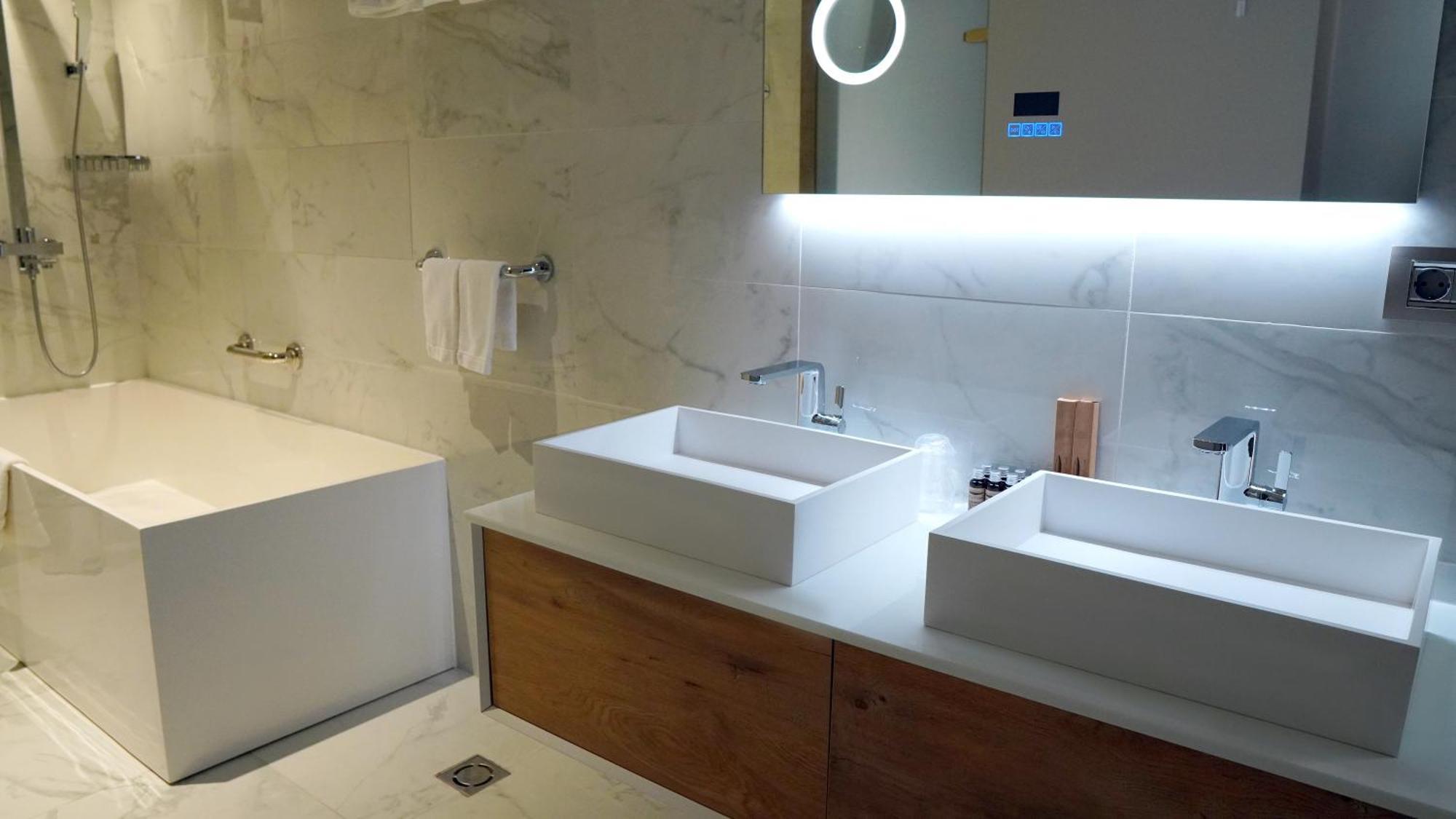 Aniroc Signature Hotel Arad Exterior photo Bathroom with LED lighting