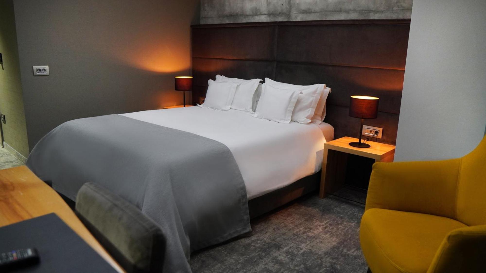 Aniroc Signature Hotel Arad Exterior photo A bedroom at the hotel