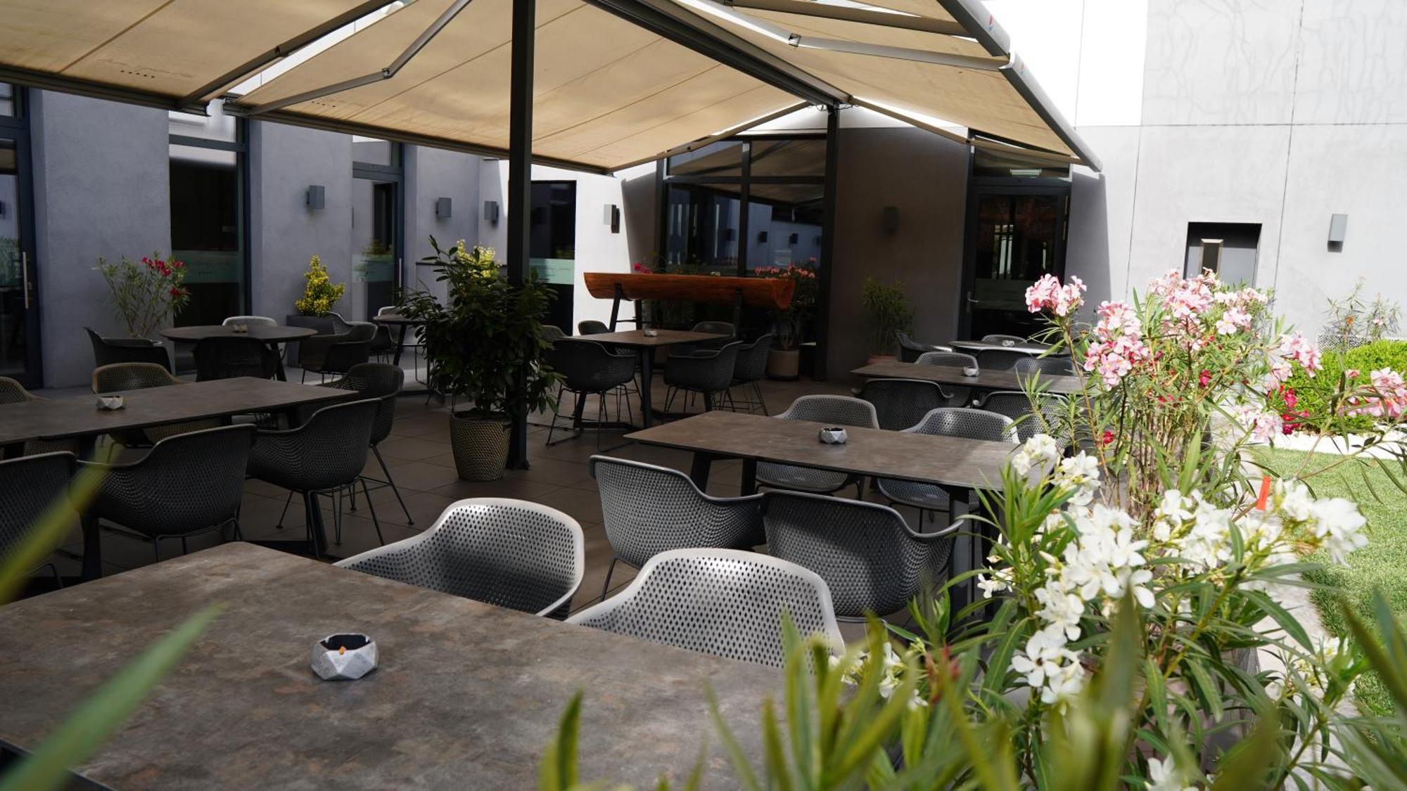 Aniroc Signature Hotel Arad Exterior photo The patio at the restaurant
