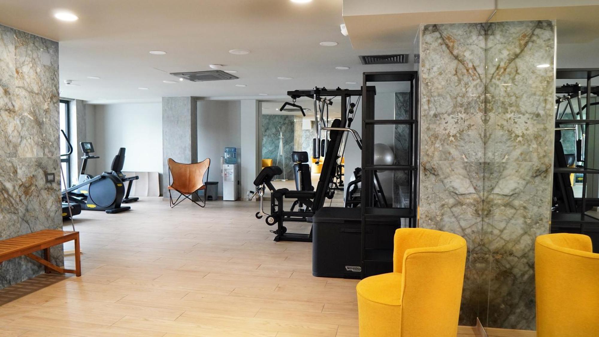 Aniroc Signature Hotel Arad Exterior photo The gym at the hotel
