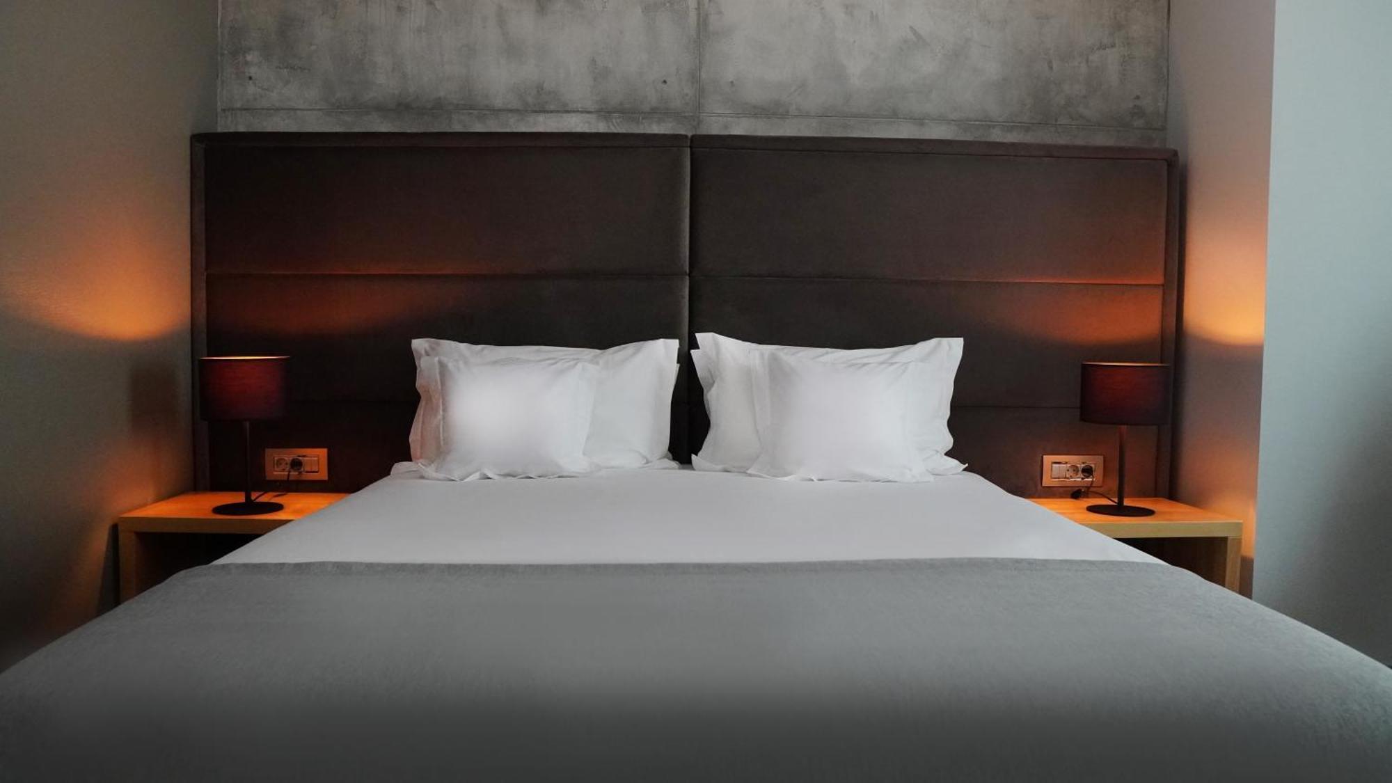 Aniroc Signature Hotel Arad Exterior photo A bed with two pillows