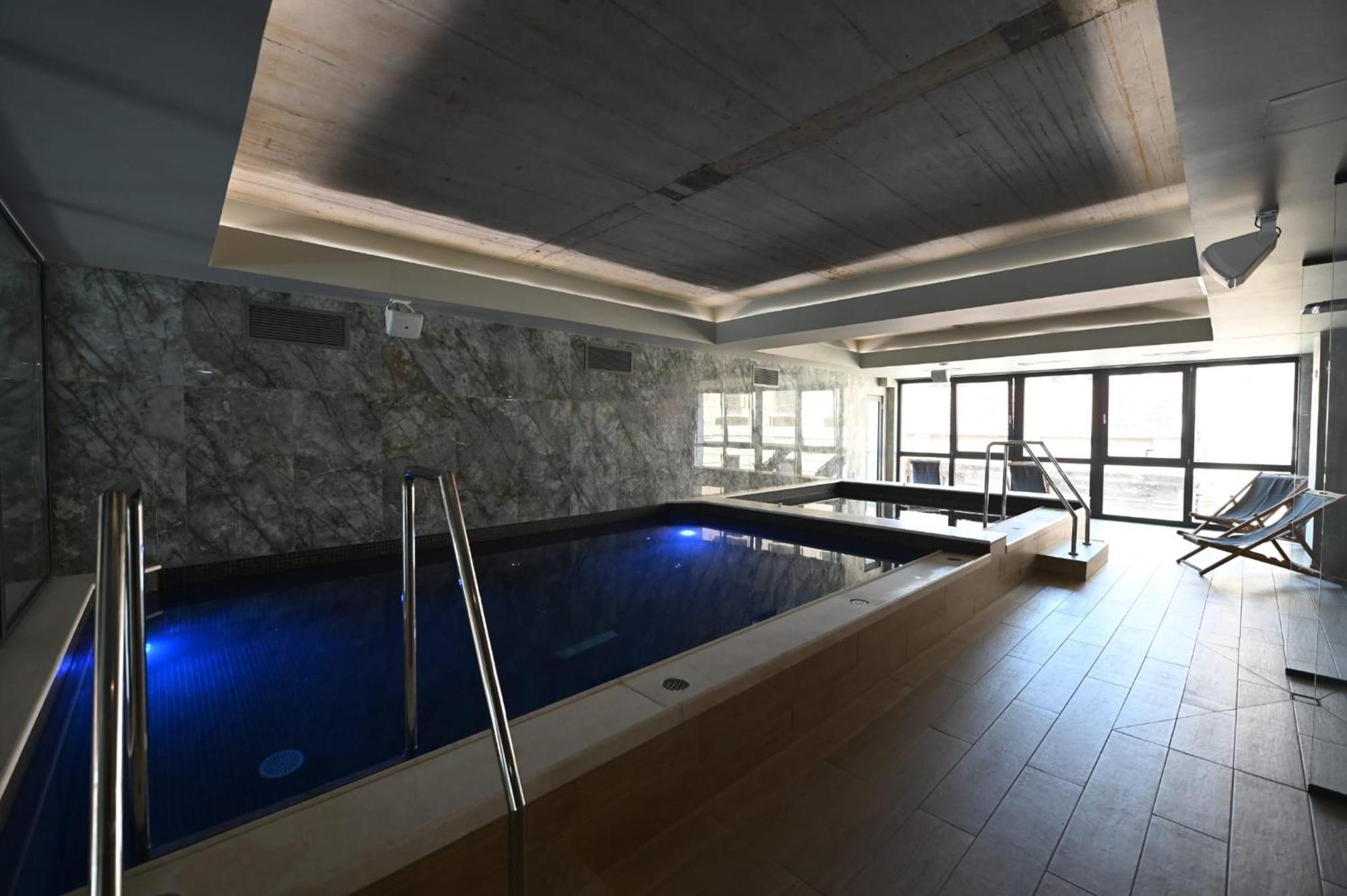 Aniroc Signature Hotel Arad Exterior photo The pool at the hotel
