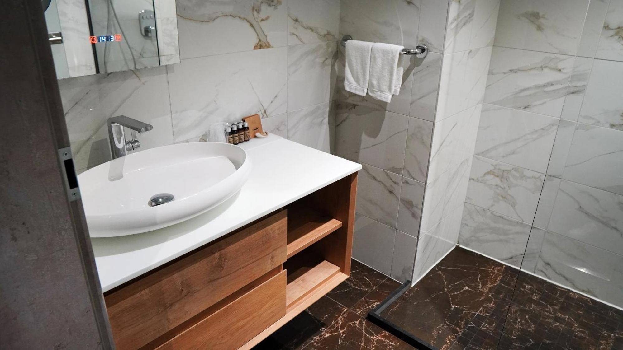 Aniroc Signature Hotel Arad Exterior photo Bathroom