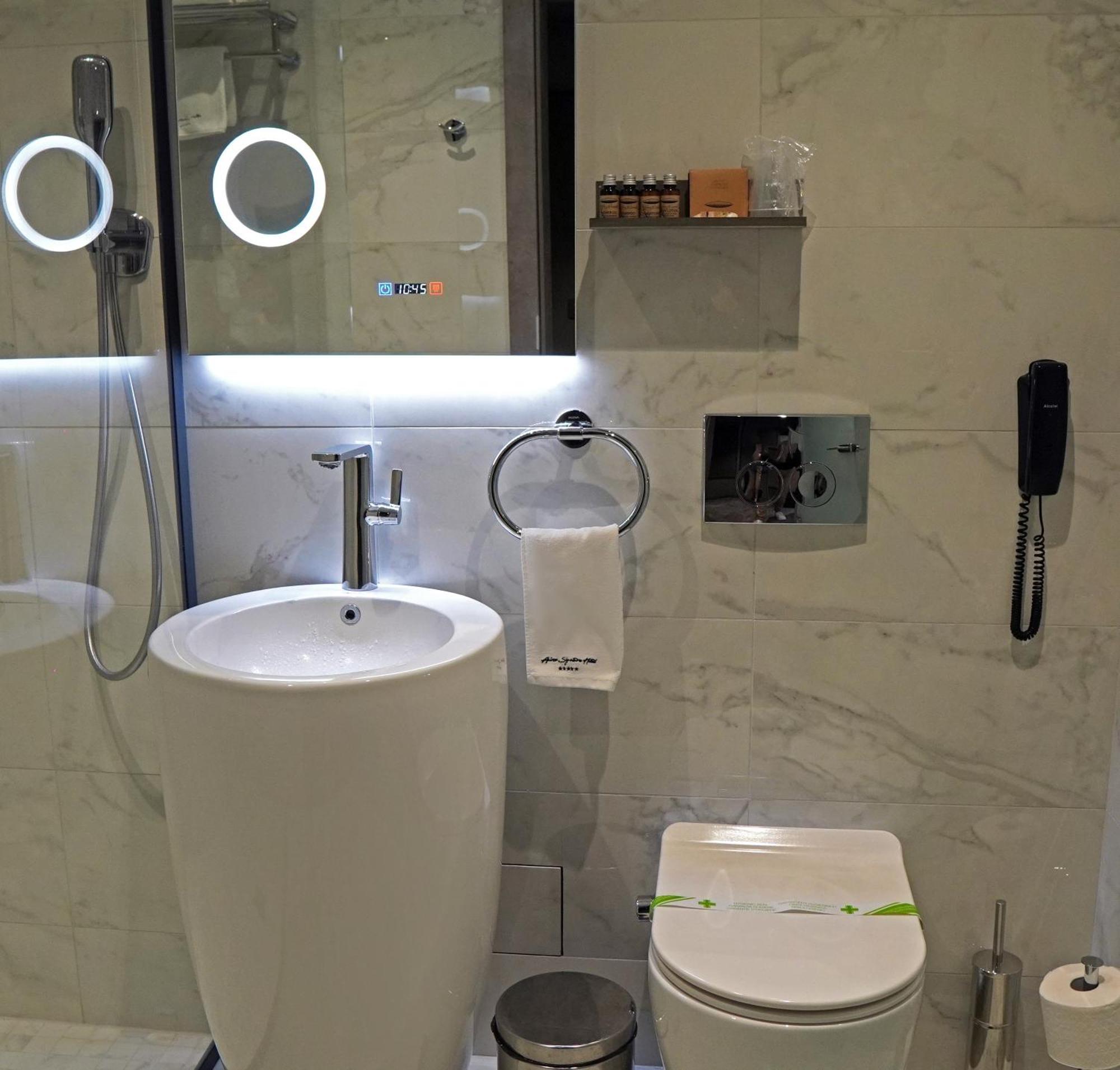 Aniroc Signature Hotel Arad Exterior photo Bathroom in a hotel