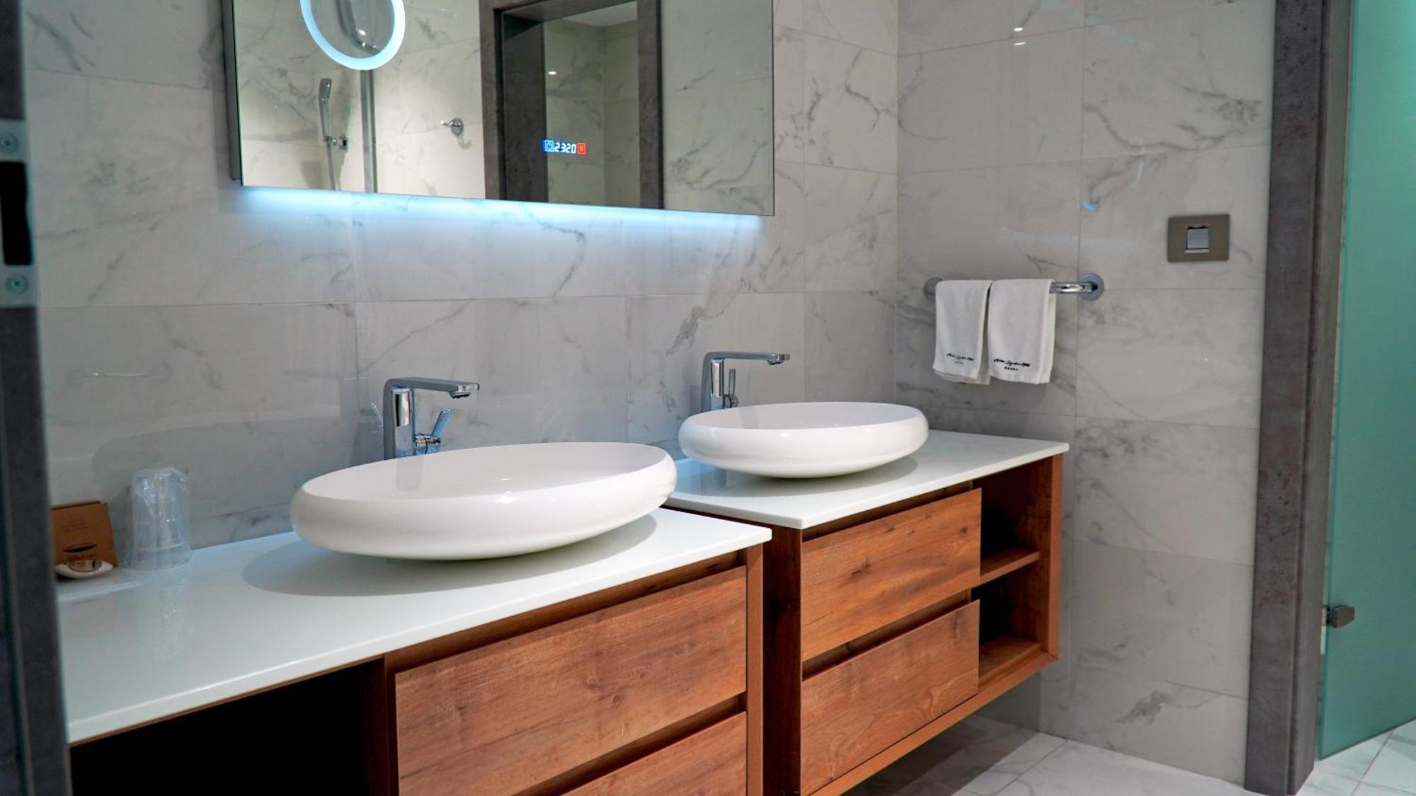 Aniroc Signature Hotel Arad Exterior photo Bathroom