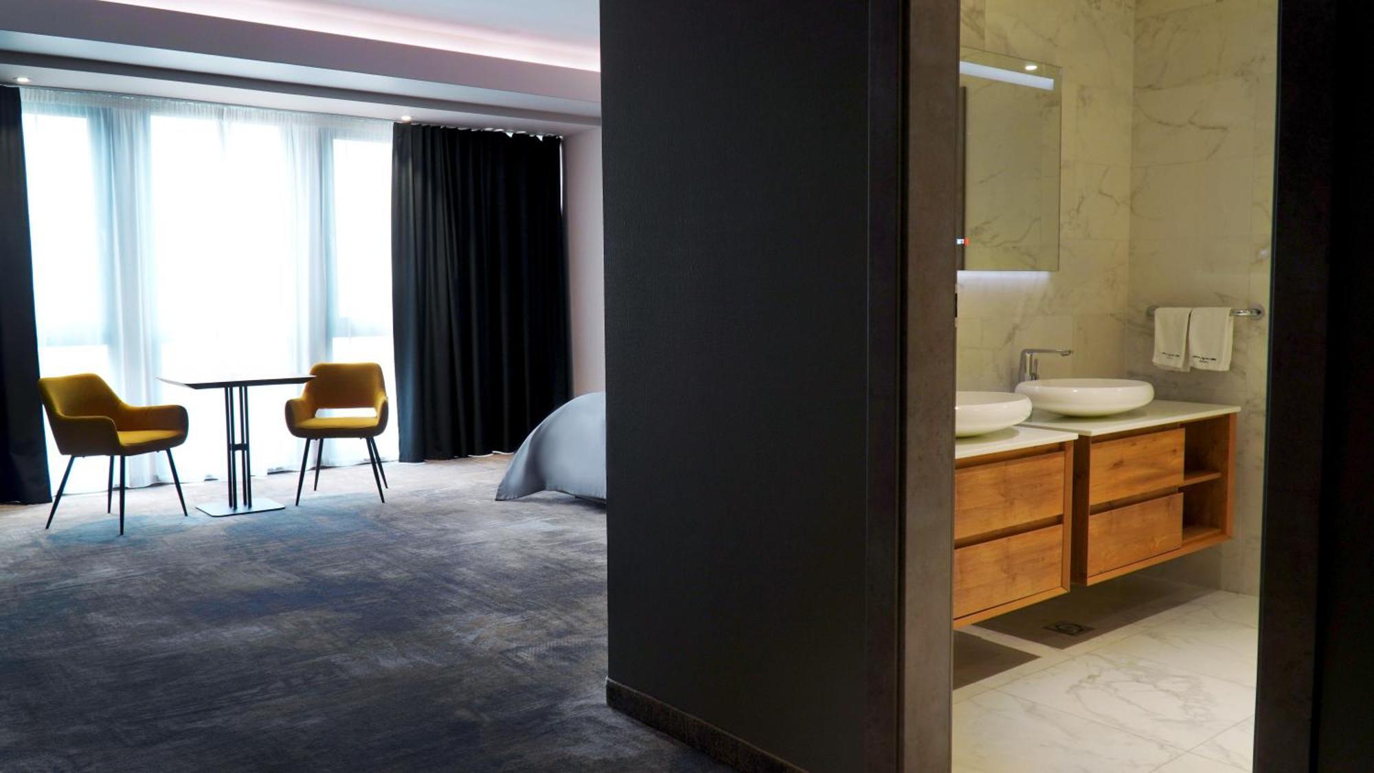 Aniroc Signature Hotel Arad Exterior photo A room at the hotel