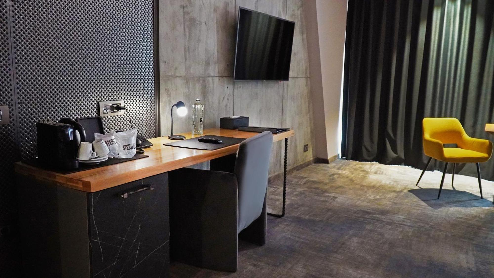 Aniroc Signature Hotel Arad Exterior photo A room at the hotel