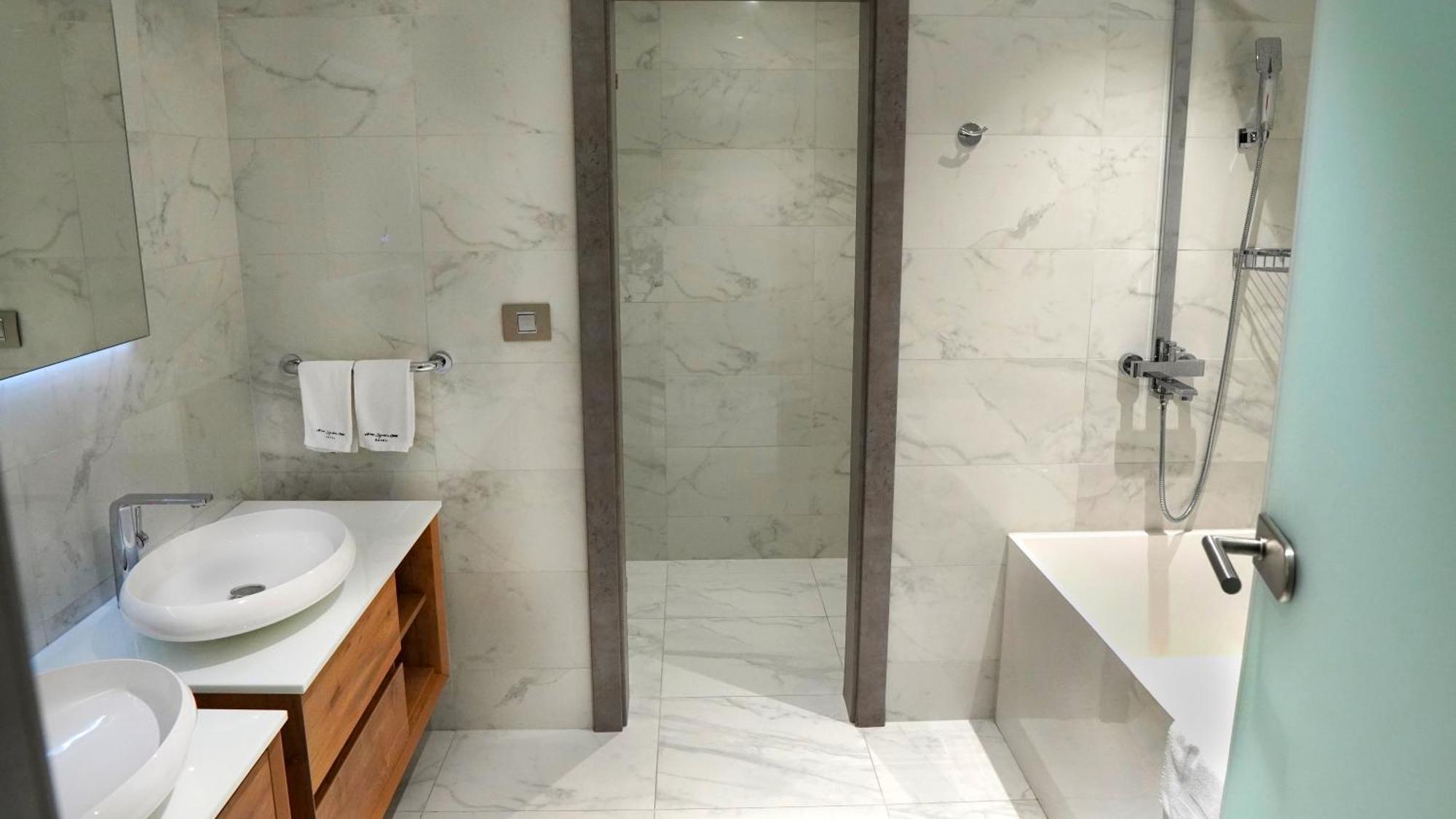 Aniroc Signature Hotel Arad Exterior photo A shower door